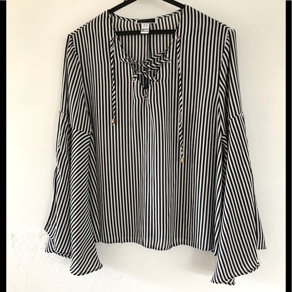 ANOTHER STORY flutter bell sleeve lightweight blouse. Lace up Boho. B&W Medium - Picture 10 of 10